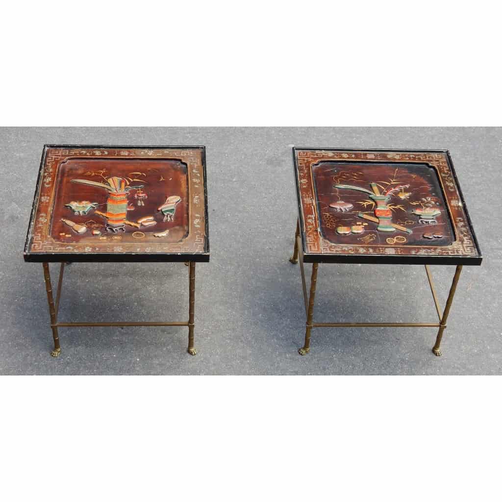 1950/70′ Paire de Bouts de Canapés Bronze Décor Bambou, Plateau Laque de Chine Style Maison Baguès | Biron 1950/70′ Paire de Bouts de Canapés Bronze Décor Bambou, Plateau Laque de Chine Style Maison Baguès