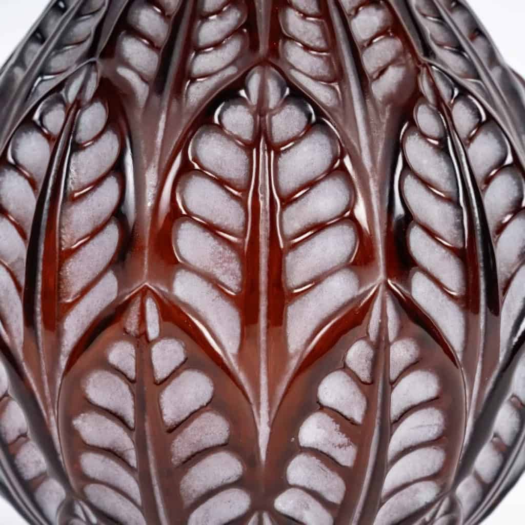 Vase « Malesherbes » verre ambre foncé patiné blanc de René LALIQUE | Biron Vase "Malesherbes" verre ambre foncé patiné blanc de René LALIQUE