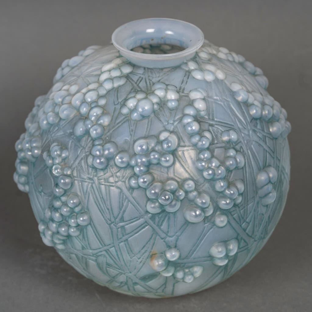 Vase « Druide » verre opalescent patiné bleu de René LALIQUE | Biron Vase "Druide" verre opalescent patiné bleu de René LALIQUE