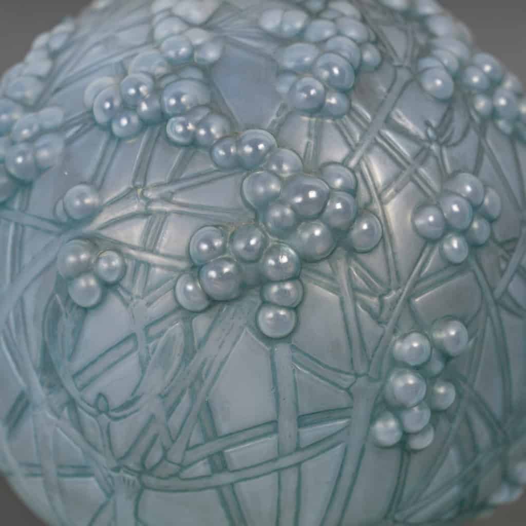 Vase « Druide » verre opalescent patiné bleu de René LALIQUE | Biron Vase "Druide" verre opalescent patiné bleu de René LALIQUE