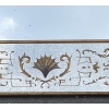 1960/70 Miroir Horizontal Aux Chinois Musiciens Décor Eglomisé Et Cadre Feuilles d’Or DLG Pansard | Biron 1960/70 Miroir Horizontal Aux Chinois Musiciens Décor Eglomisé Et Cadre Feuilles d’Or DLG Pansard