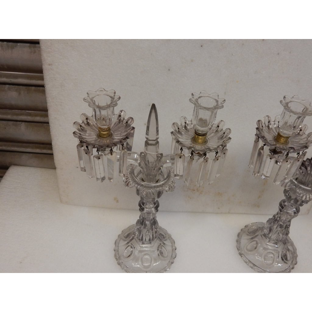 1880′ Paire de Chandeliers Baccarat Cristal Teinté Socles Bosses Rondes | Biron 1880′ Paire de Chandeliers Baccarat Cristal Teinté Socles Bosses Rondes