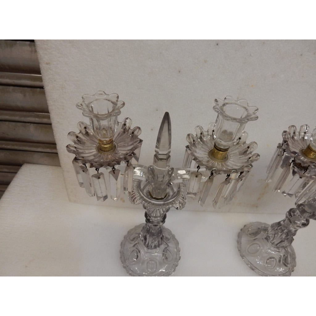 1880′ Paire de Chandeliers Baccarat Cristal Teinté Socles Bosses Rondes | Biron 1880′ Paire de Chandeliers Baccarat Cristal Teinté Socles Bosses Rondes