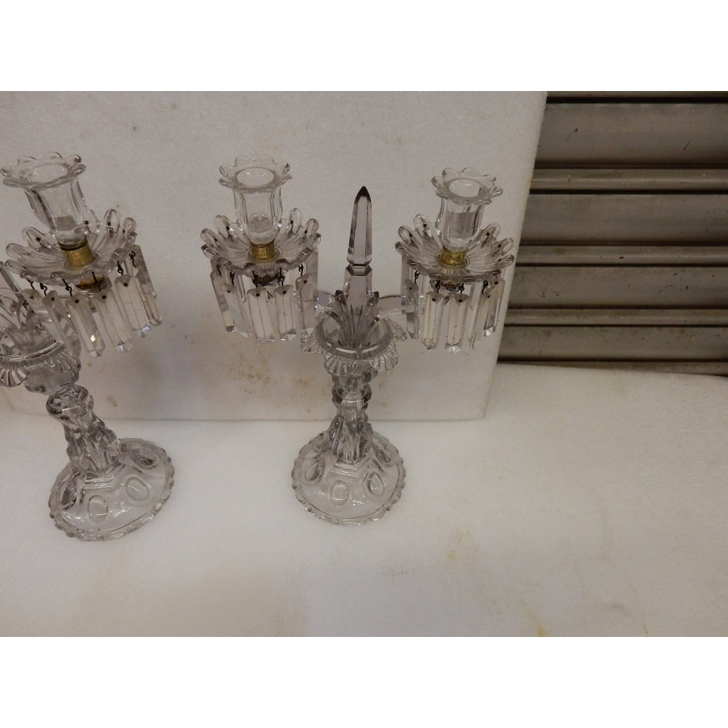 1880′ Paire de Chandeliers Baccarat Cristal Teinté Socles Bosses Rondes | Biron 1880′ Paire de Chandeliers Baccarat Cristal Teinté Socles Bosses Rondes