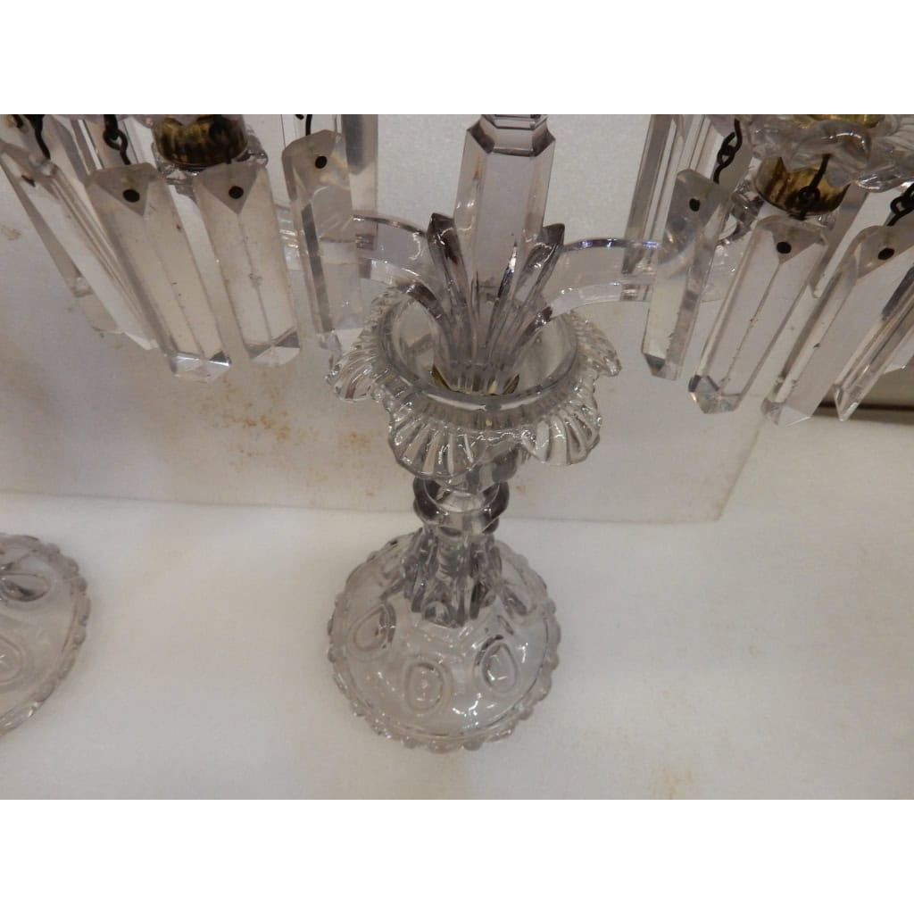 1880′ Paire de Chandeliers Baccarat Cristal Teinté Socles Bosses Rondes | Biron 1880′ Paire de Chandeliers Baccarat Cristal Teinté Socles Bosses Rondes