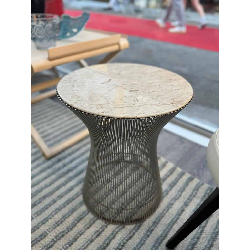 Knoll& Waren PLATNER, Paire de tables d’appoint en acier, plateau en marbre blanc veiné beige | Biron Knoll& Waren PLATNER, Paire de tables d'appoint en acier, plateau en marbre blanc veiné beige