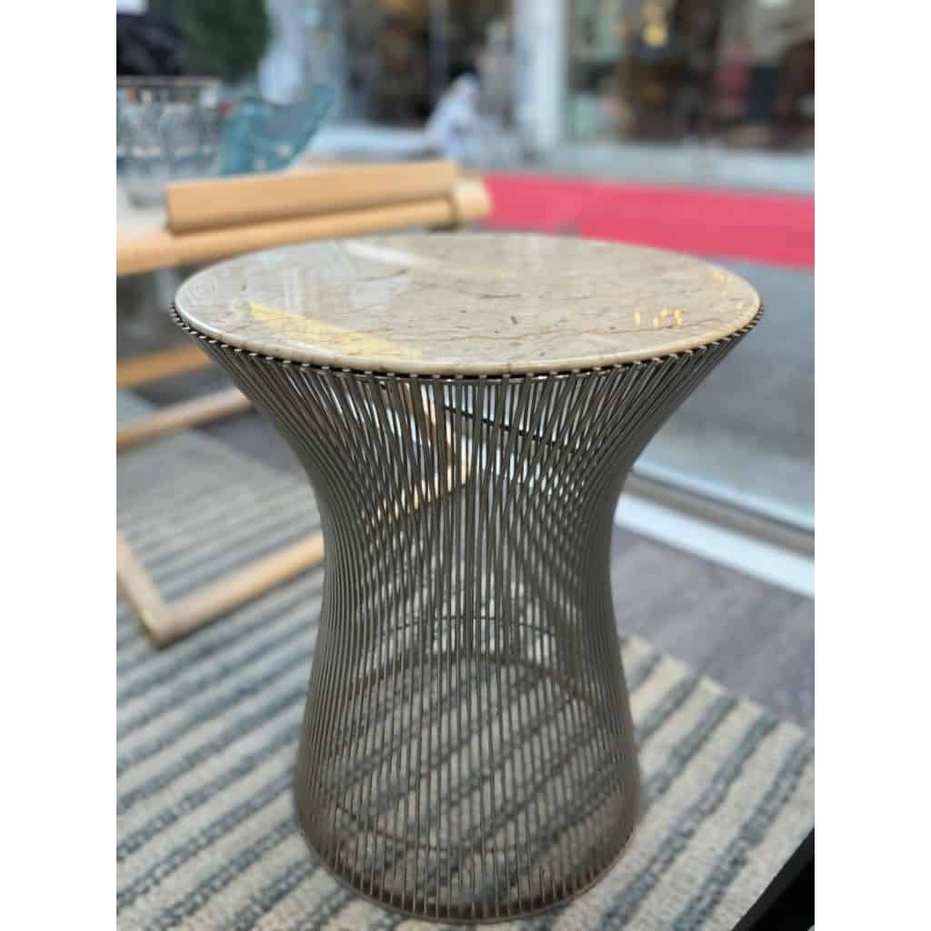 Knoll& Waren PLATNER, Paire de tables d’appoint en acier, plateau en marbre blanc veiné beige | Biron Knoll& Waren PLATNER, Paire de tables d'appoint en acier, plateau en marbre blanc veiné beige