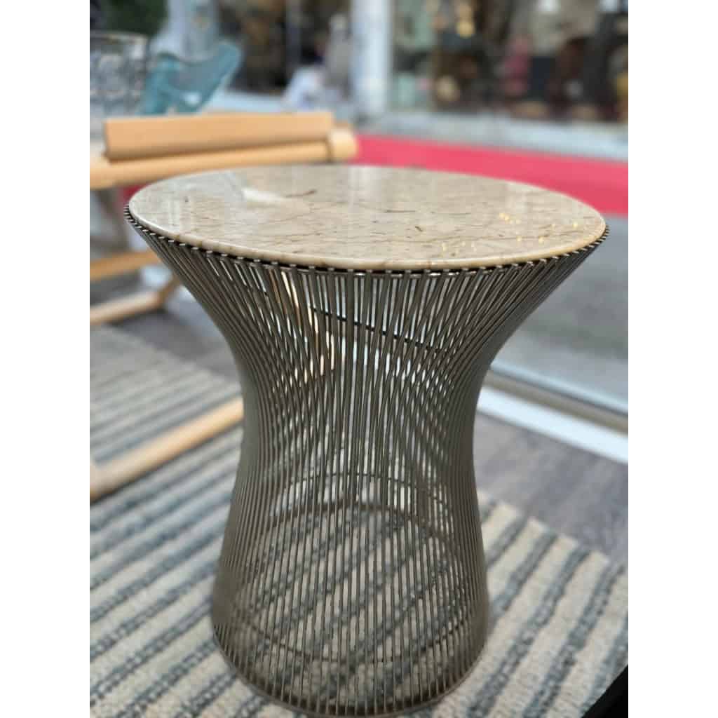 Knoll& Waren PLATNER, Paire de tables d’appoint en acier, plateau en marbre blanc veiné beige | Biron Knoll& Waren PLATNER, Paire de tables d'appoint en acier, plateau en marbre blanc veiné beige