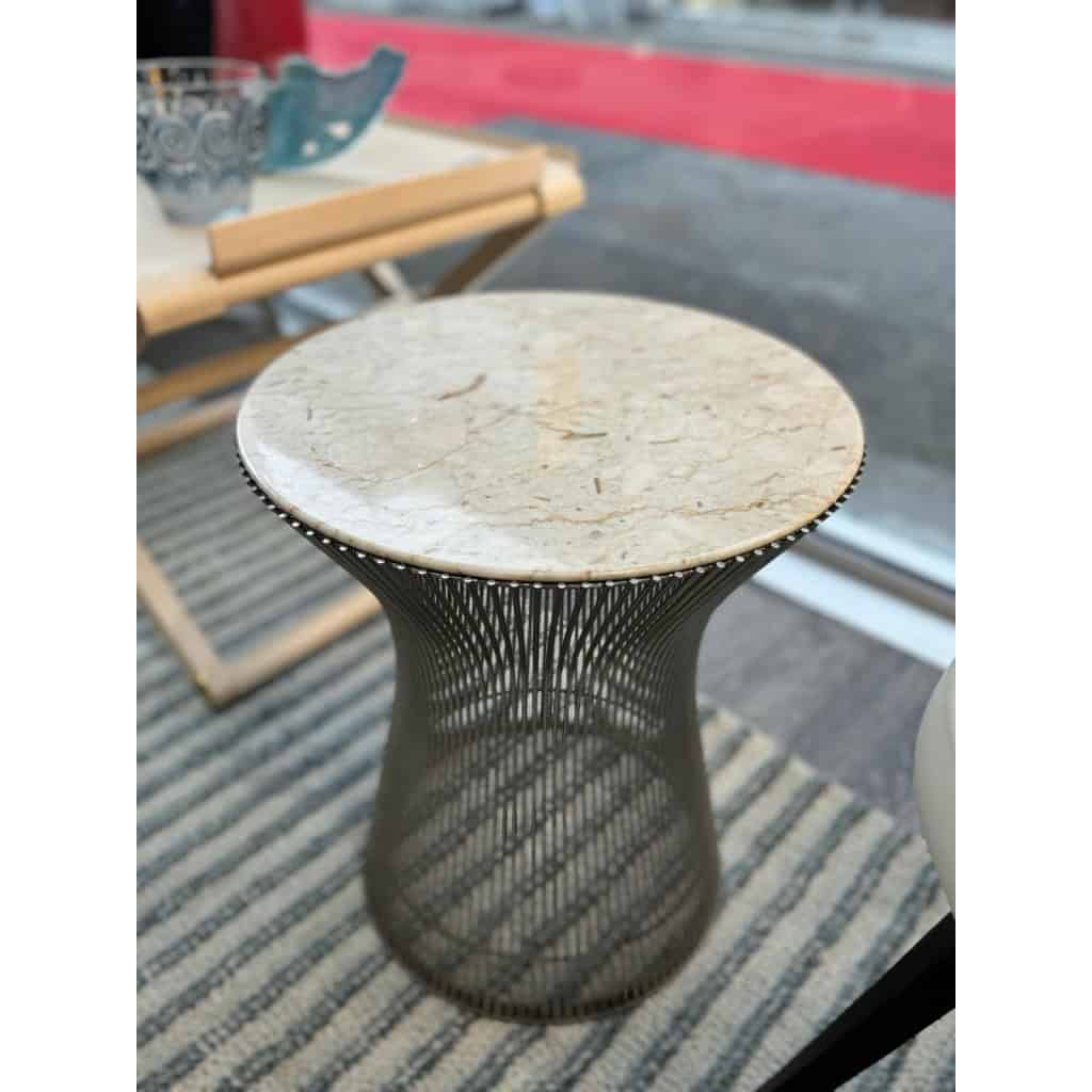 Knoll& Waren PLATNER, Paire de tables d’appoint en acier, plateau en marbre blanc veiné beige | Biron Knoll& Waren PLATNER, Paire de tables d'appoint en acier, plateau en marbre blanc veiné beige