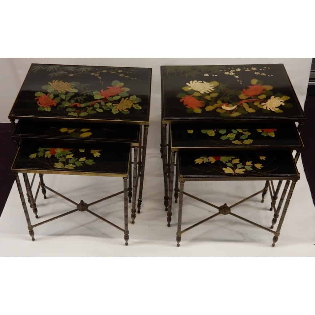 1970′ Paire de Séries de 3 Tables Gigognes Style Maison Baguès Décor Bambou en Bronze Doré Plateaux Laque de Chine Noire Décor de Fleurs Avec Oiseaux | Biron |||||||||