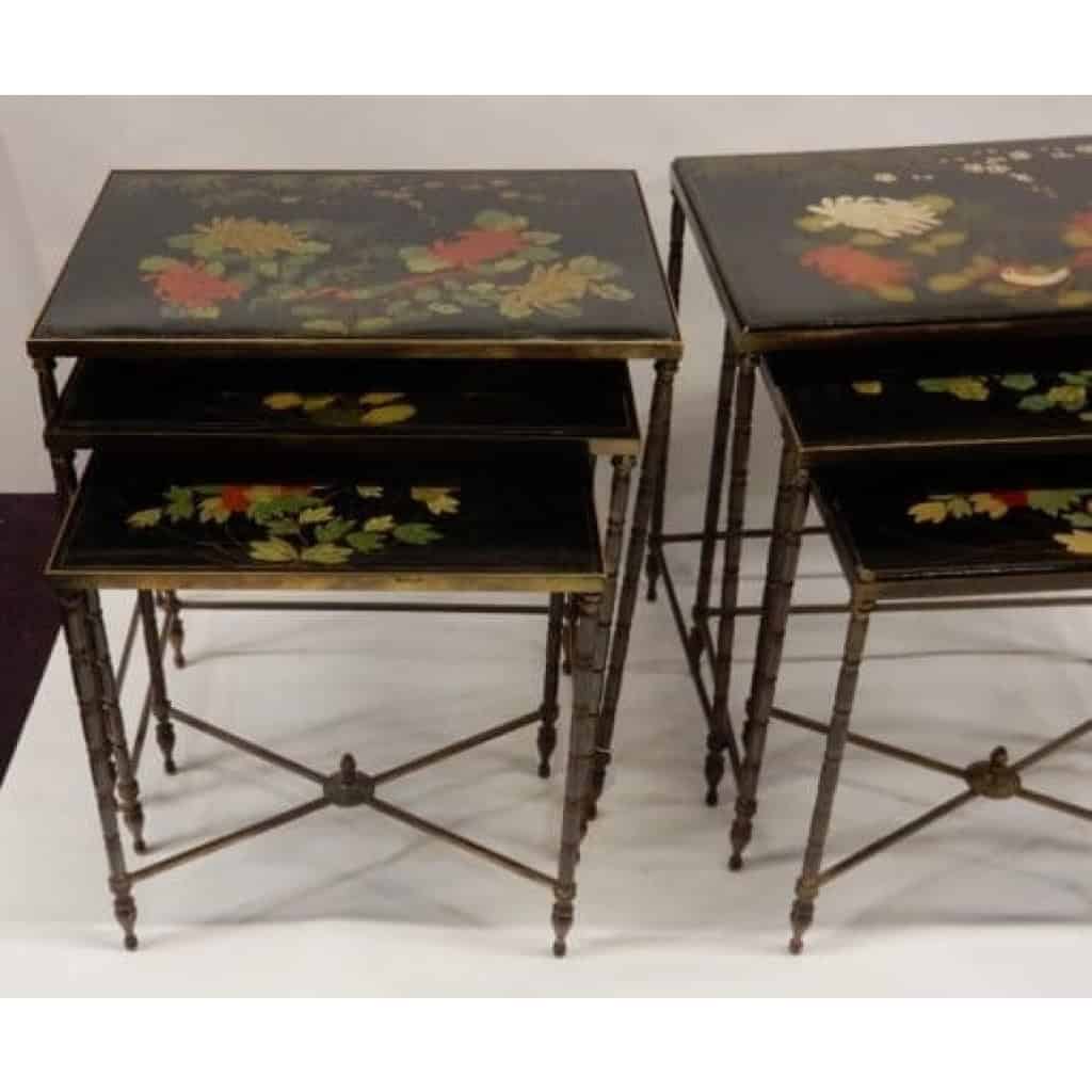 1970′ Paire de Séries de 3 Tables Gigognes Style Maison Baguès Décor Bambou en Bronze Doré Plateaux Laque de Chine Noire Décor de Fleurs Avec Oiseaux | Biron 1970' Paire de Séries de 3 Tables Gigognes Style Maison Baguès Décor Bambou en Bronze Doré Plateaux Laque de Chine Noire Décor de Fleurs Avec Oiseaux