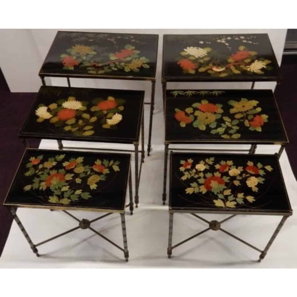 1970′ Paire de Séries de 3 Tables Gigognes Style Maison Baguès Décor Bambou en Bronze Doré Plateaux Laque de Chine Noire Décor de Fleurs Avec Oiseaux | Biron 1970' Paire de Séries de 3 Tables Gigognes Style Maison Baguès Décor Bambou en Bronze Doré Plateaux Laque de Chine Noire Décor de Fleurs Avec Oiseaux