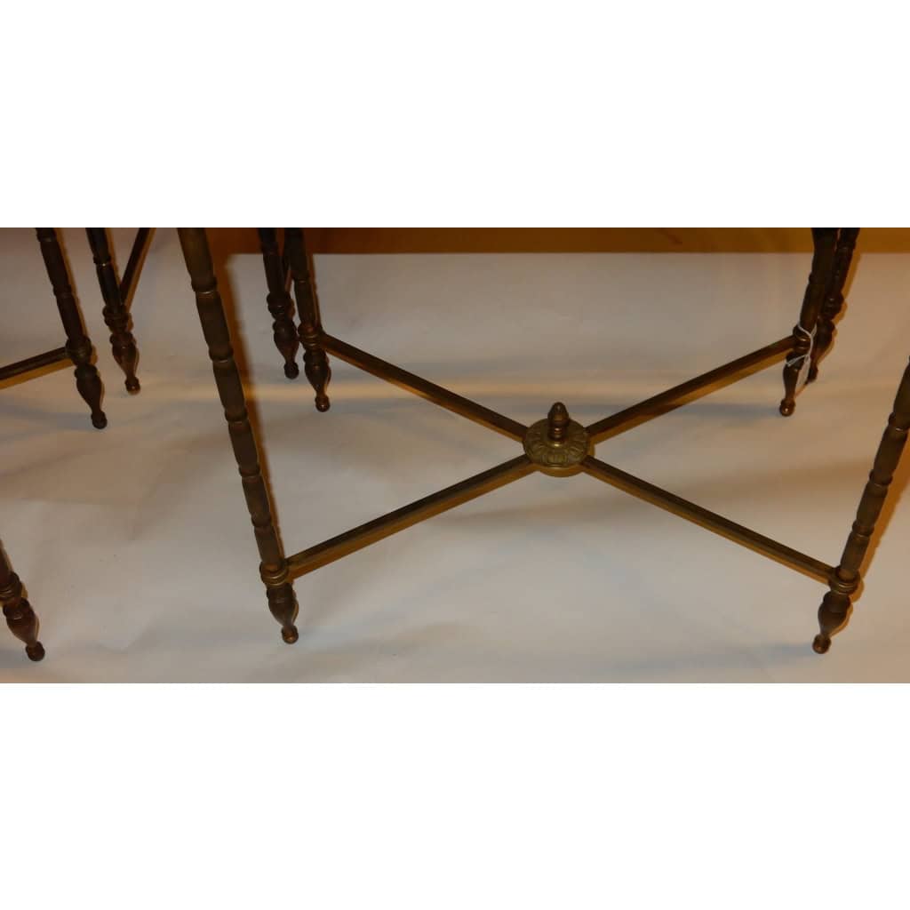 1970′ Paire de Séries de 3 Tables Gigognes Style Maison Baguès Décor Bambou en Bronze Doré Plateaux Laque de Chine Noire Décor de Fleurs Avec Oiseaux | Biron 1970' Paire de Séries de 3 Tables Gigognes Style Maison Baguès Décor Bambou en Bronze Doré Plateaux Laque de Chine Noire Décor de Fleurs Avec Oiseaux
