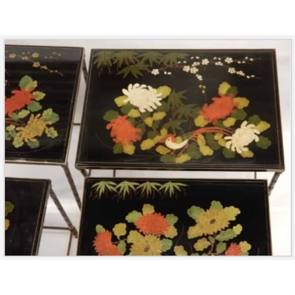 1970′ Paire de Séries de 3 Tables Gigognes Style Maison Baguès Décor Bambou en Bronze Doré Plateaux Laque de Chine Noire Décor de Fleurs Avec Oiseaux | Biron 1970' Paire de Séries de 3 Tables Gigognes Style Maison Baguès Décor Bambou en Bronze Doré Plateaux Laque de Chine Noire Décor de Fleurs Avec Oiseaux