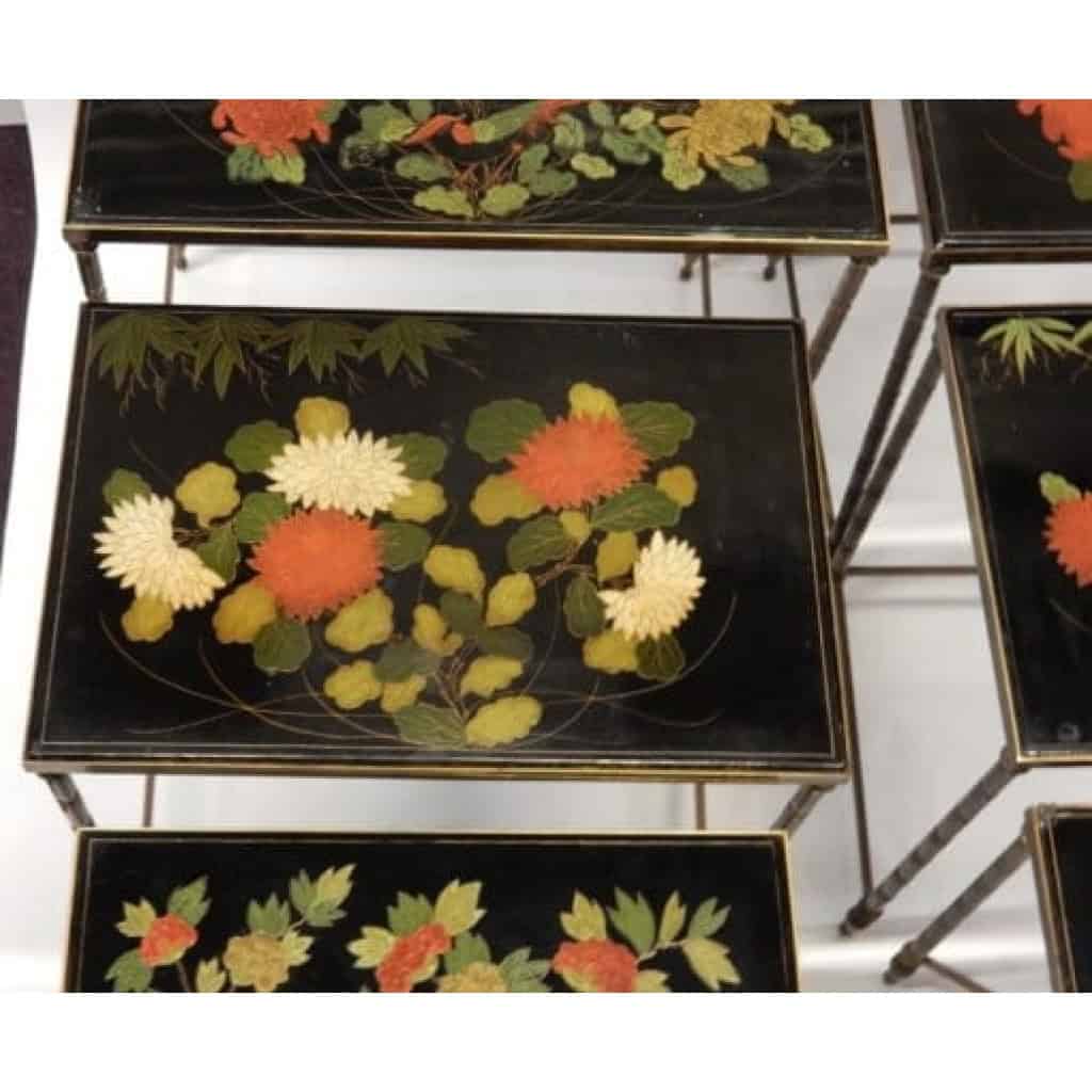 1970′ Paire de Séries de 3 Tables Gigognes Style Maison Baguès Décor Bambou en Bronze Doré Plateaux Laque de Chine Noire Décor de Fleurs Avec Oiseaux | Biron 1970' Paire de Séries de 3 Tables Gigognes Style Maison Baguès Décor Bambou en Bronze Doré Plateaux Laque de Chine Noire Décor de Fleurs Avec Oiseaux