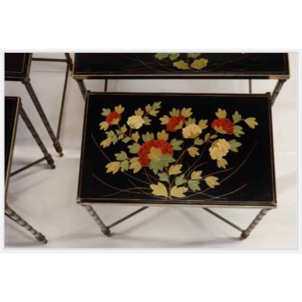 1970′ Paire de Séries de 3 Tables Gigognes Style Maison Baguès Décor Bambou en Bronze Doré Plateaux Laque de Chine Noire Décor de Fleurs Avec Oiseaux | Biron 1970' Paire de Séries de 3 Tables Gigognes Style Maison Baguès Décor Bambou en Bronze Doré Plateaux Laque de Chine Noire Décor de Fleurs Avec Oiseaux