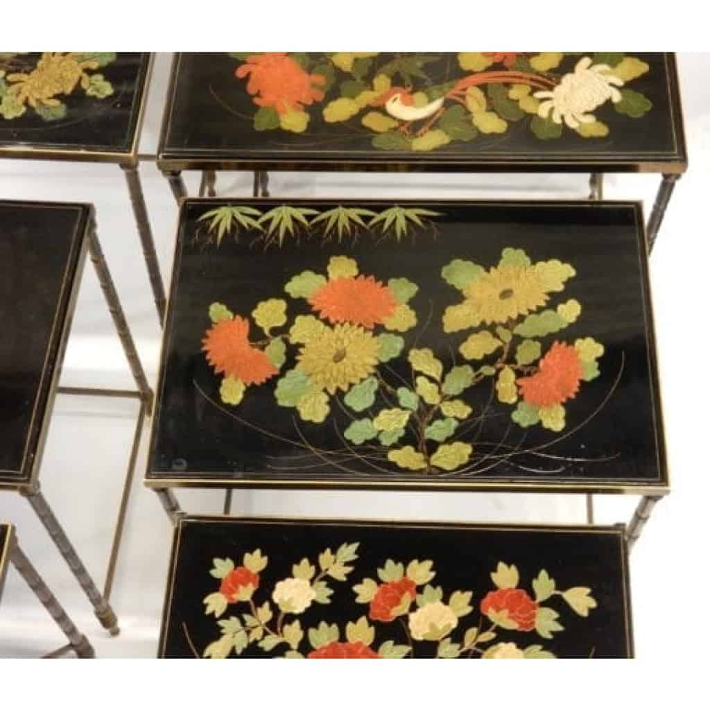 1970′ Paire de Séries de 3 Tables Gigognes Style Maison Baguès Décor Bambou en Bronze Doré Plateaux Laque de Chine Noire Décor de Fleurs Avec Oiseaux | Biron 1970' Paire de Séries de 3 Tables Gigognes Style Maison Baguès Décor Bambou en Bronze Doré Plateaux Laque de Chine Noire Décor de Fleurs Avec Oiseaux
