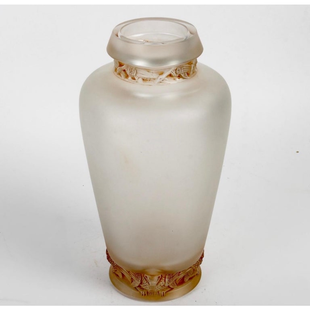 Vase « Frise Aigles » verre blanc patiné sépia créé par René LALIQUE | Biron Vase "Frise Aigles" verre blanc patiné sépia créé par René LALIQUE