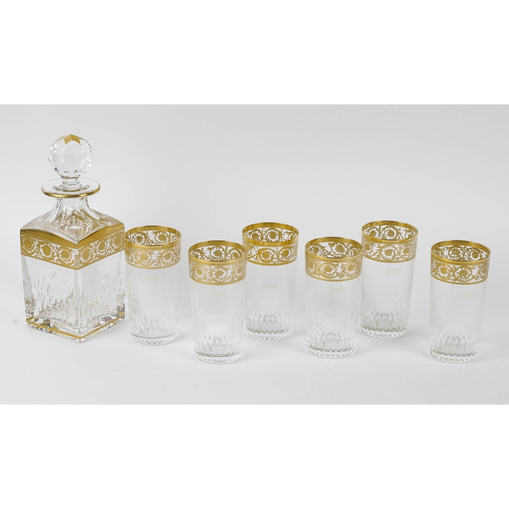 Suite de 6 gobelets et 1 carafe « Thistle » cristal gravé doré de SAINT LOUIS | Biron Suite de 6 gobelets et 1 carafe « Thistle » cristal gravé doré de SAINT LOUIS