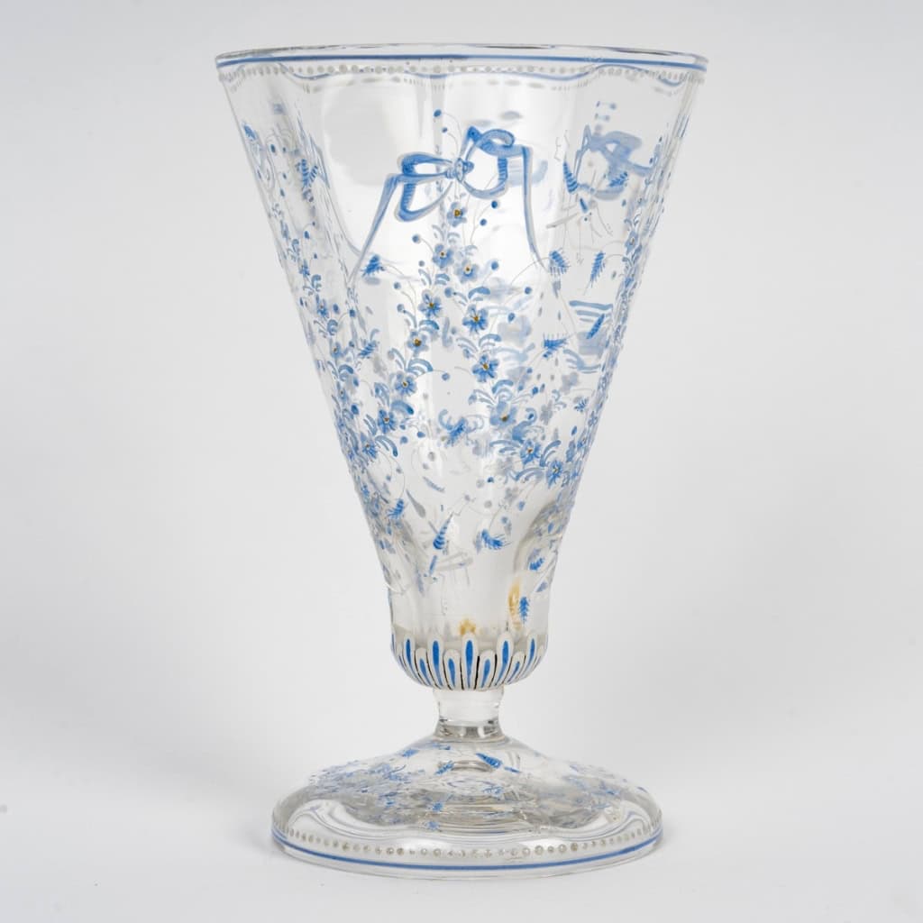 Vase Cornet "Libellules, Fleurettes et Nœuds" verre blanc émaillé bleu et blanc d'Emile GALLE