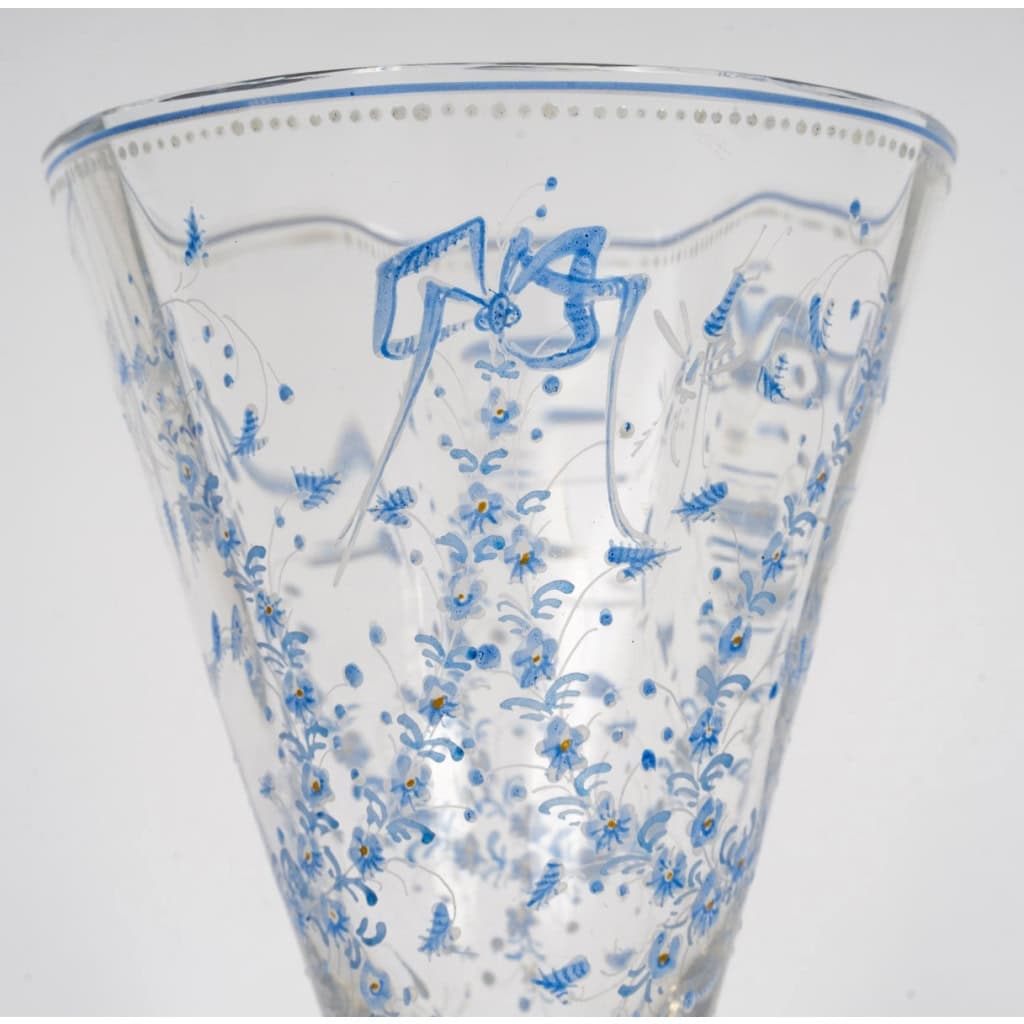 Vase Cornet "Libellules, Fleurettes et Nœuds" verre blanc émaillé bleu et blanc d'Emile GALLE