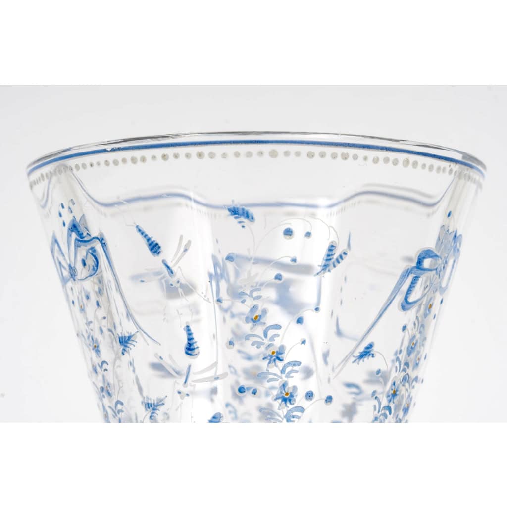Vase Cornet "Libellules, Fleurettes et Nœuds" verre blanc émaillé bleu et blanc d'Emile GALLE