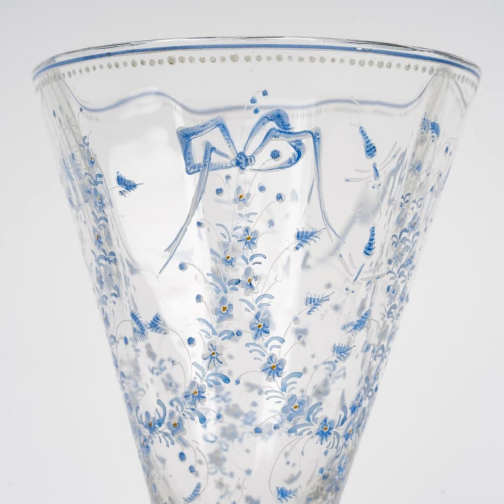 Vase Cornet "Libellules, Fleurettes et Nœuds" verre blanc émaillé bleu et blanc d'Emile GALLE