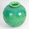 Vase « Gros Scarabées » verre vert jade de René LALIQUE | Biron Vase "Gros Scarabées" verre vert jade de René LALIQUE
