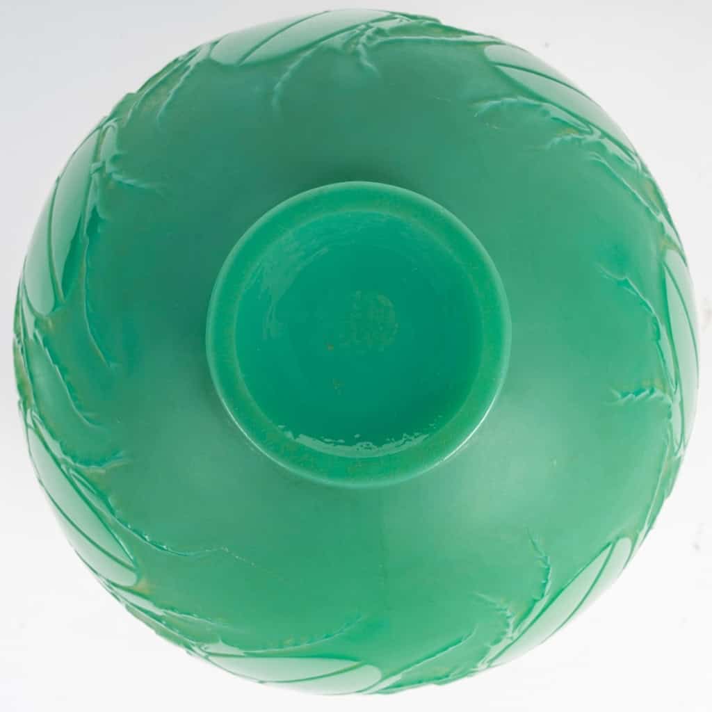 Vase « Gros Scarabées » verre vert jade de René LALIQUE | Biron Vase "Gros Scarabées" verre vert jade de René LALIQUE