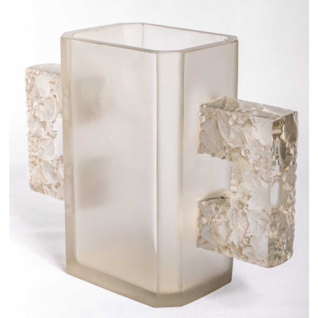 Vase "Margaret" verre blanc patiné sépia de René LALIQUE