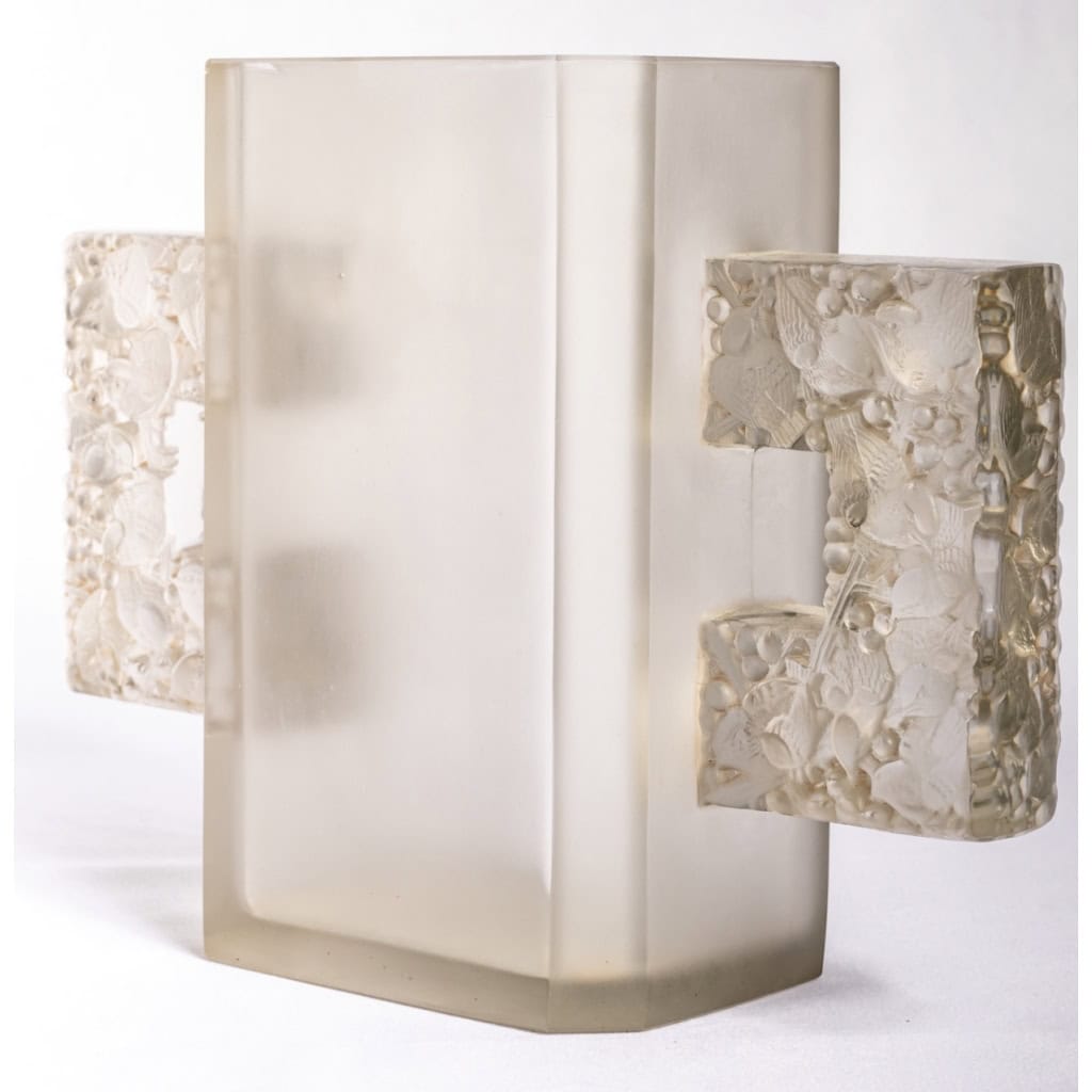 Vase "Margaret" verre blanc patiné sépia de René LALIQUE
