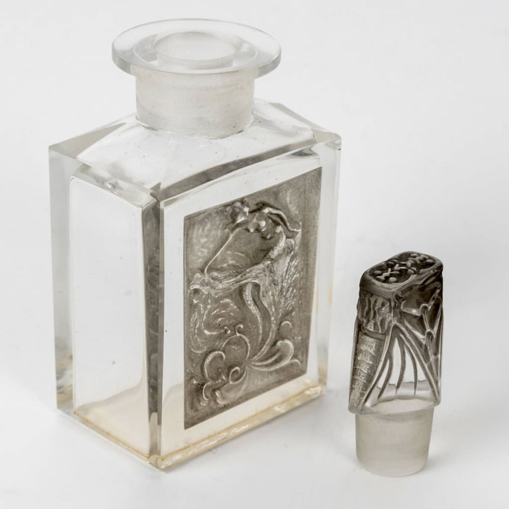 Flacon « L’Effleurt » verre blanc patiné sépia de René LALIQUE | Biron Flacon "L'Effleurt" verre blanc patiné sépia de René LALIQUE