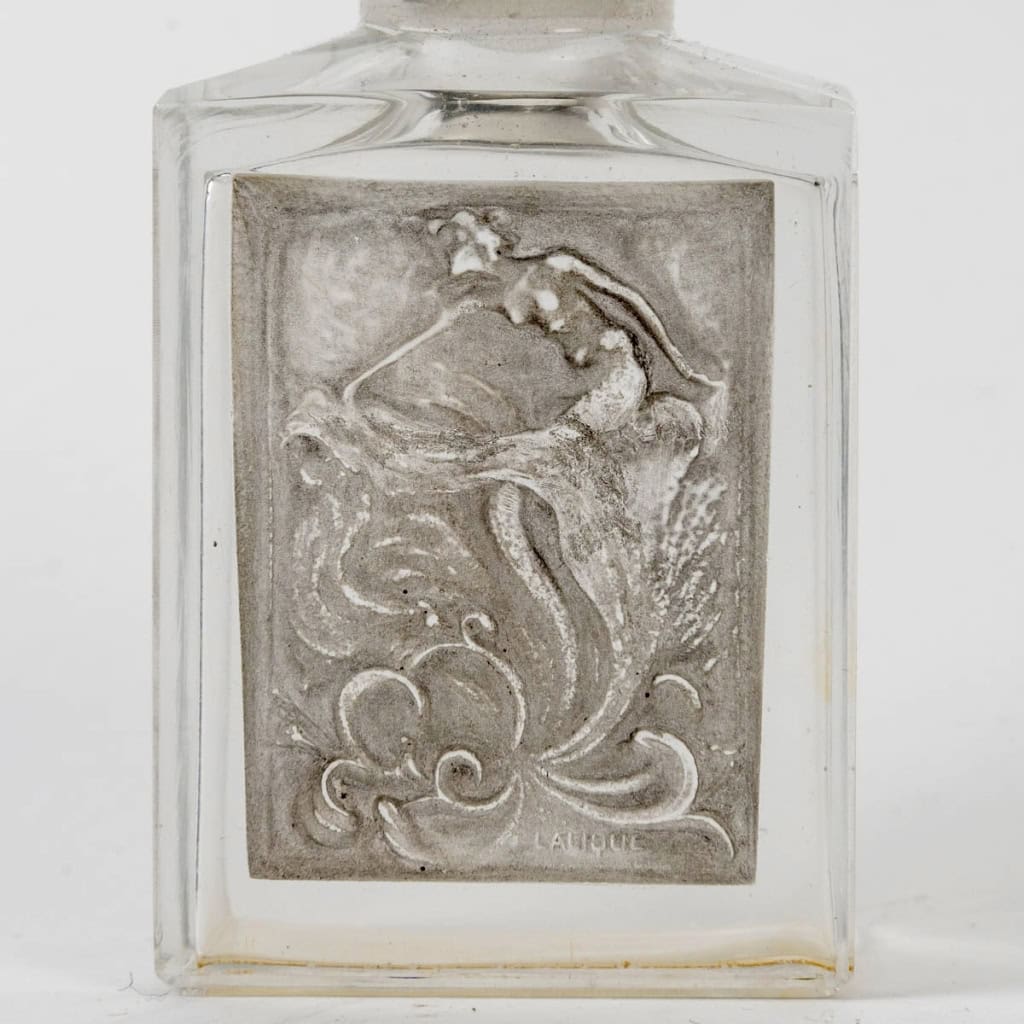 Flacon « L’Effleurt » verre blanc patiné sépia de René LALIQUE | Biron Flacon "L'Effleurt" verre blanc patiné sépia de René LALIQUE
