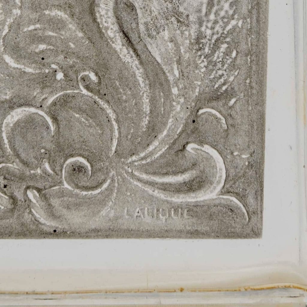 Flacon « L’Effleurt » verre blanc patiné sépia de René LALIQUE | Biron Flacon "L'Effleurt" verre blanc patiné sépia de René LALIQUE