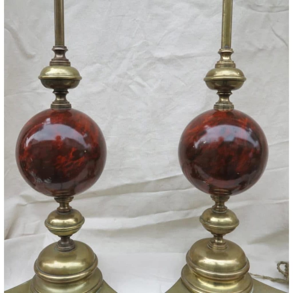 1890′ Paire de Lampes Bronze et Boules en Fer Peint en Faux Marbre Griotte | Biron 1890′ Paire de Lampes Bronze et Boules en Fer Peint en Faux Marbre Griotte