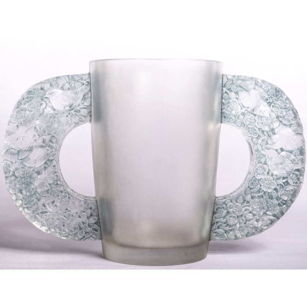 Vase « Pétrarque » verre blanc patiné bleu de René LALIQUE | Biron Vase "Pétrarque" verre blanc patiné bleu de René LALIQUE