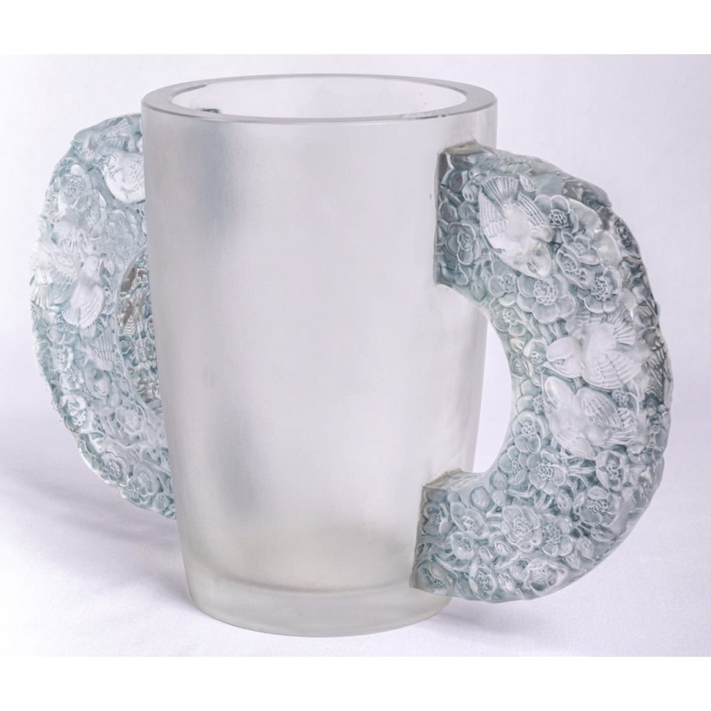 Vase « Pétrarque » verre blanc patiné bleu de René LALIQUE | Biron Vase "Pétrarque" verre blanc patiné bleu de René LALIQUE