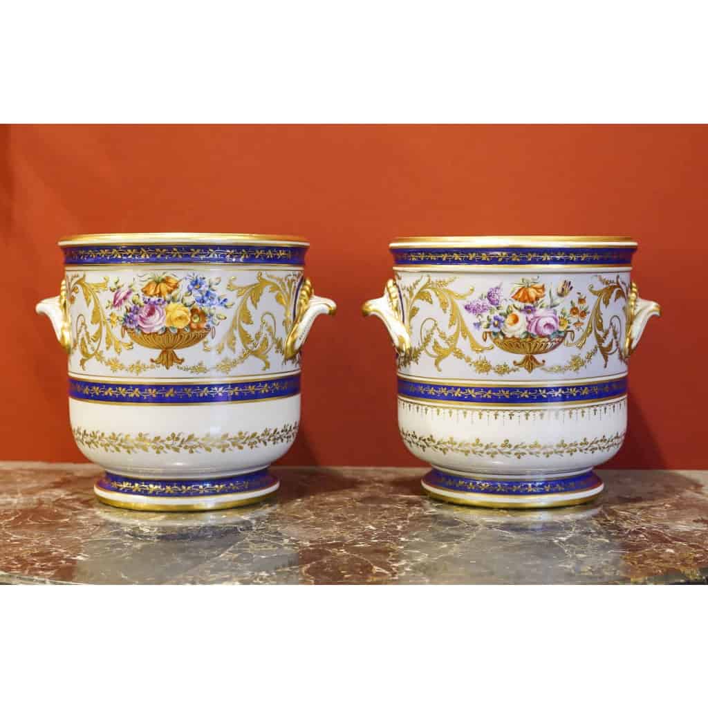 Le Tallec, Paire de grands Cache-pots « Baron Jourdan bleu » | Biron Le Tallec, Paire de grands Cache-pots "Baron Jourdan bleu"