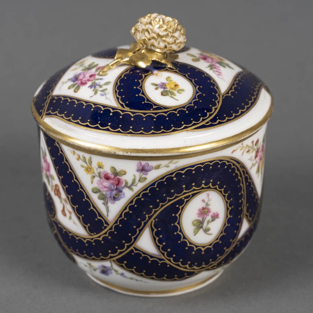 Sèvres Pot Couvert, 1766 | Biron |||||||||