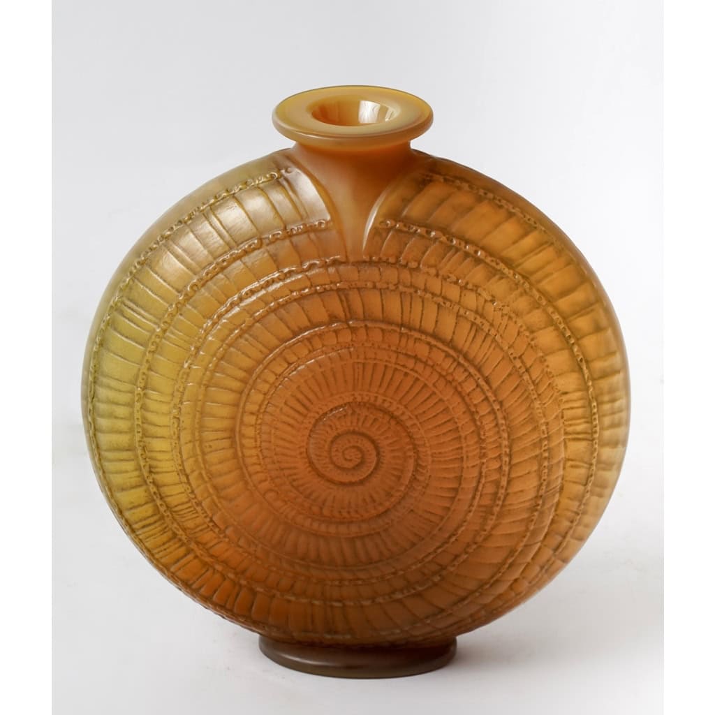 Vase « Escargot » verre butterscotch patiné gris de René LALIQUE | Biron Vase "Escargot" verre butterscotch patiné gris de René LALIQUE
