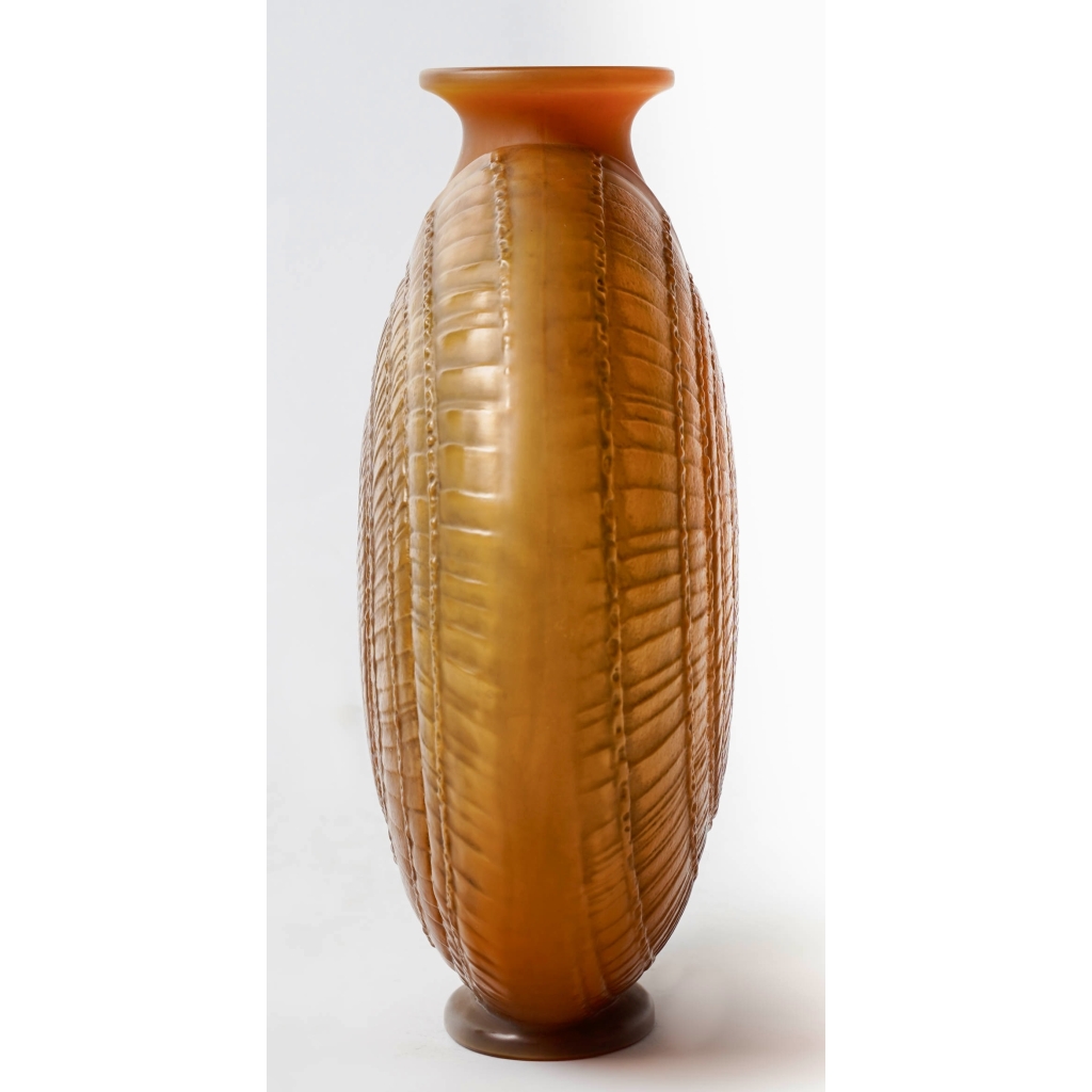 Vase « Escargot » verre butterscotch patiné gris de René LALIQUE | Biron Vase "Escargot" verre butterscotch patiné gris de René LALIQUE