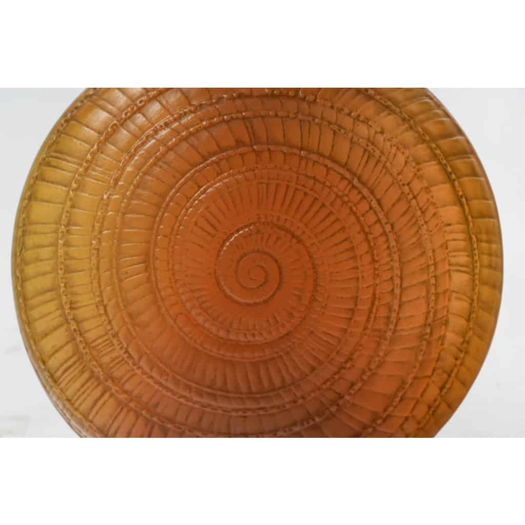 Vase « Escargot » verre butterscotch patiné gris de René LALIQUE | Biron Vase "Escargot" verre butterscotch patiné gris de René LALIQUE
