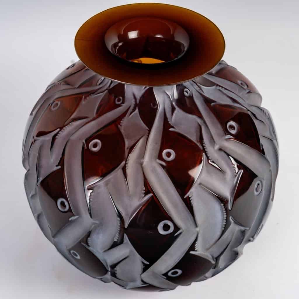 Vase « Penthièvre » verre ambre foncé patiné blanc de René LALIQUE | Biron Vase "Penthièvre" verre ambre foncé patiné blanc de René LALIQUE