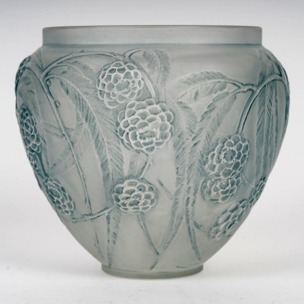 Vase « Néfliers » verre blanc patiné bleu de René LALIQUE | Biron Vase "Néfliers" verre blanc patiné bleu de René LALIQUE