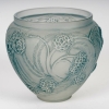 Vase « Néfliers » verre blanc patiné bleu de René LALIQUE | Biron Vase "Néfliers" verre blanc patiné bleu de René LALIQUE