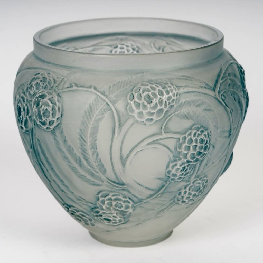 Vase « Néfliers » verre blanc patiné bleu de René LALIQUE | Biron Vase "Néfliers" verre blanc patiné bleu de René LALIQUE