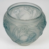 Vase « Néfliers » verre blanc patiné bleu de René LALIQUE | Biron Vase "Néfliers" verre blanc patiné bleu de René LALIQUE