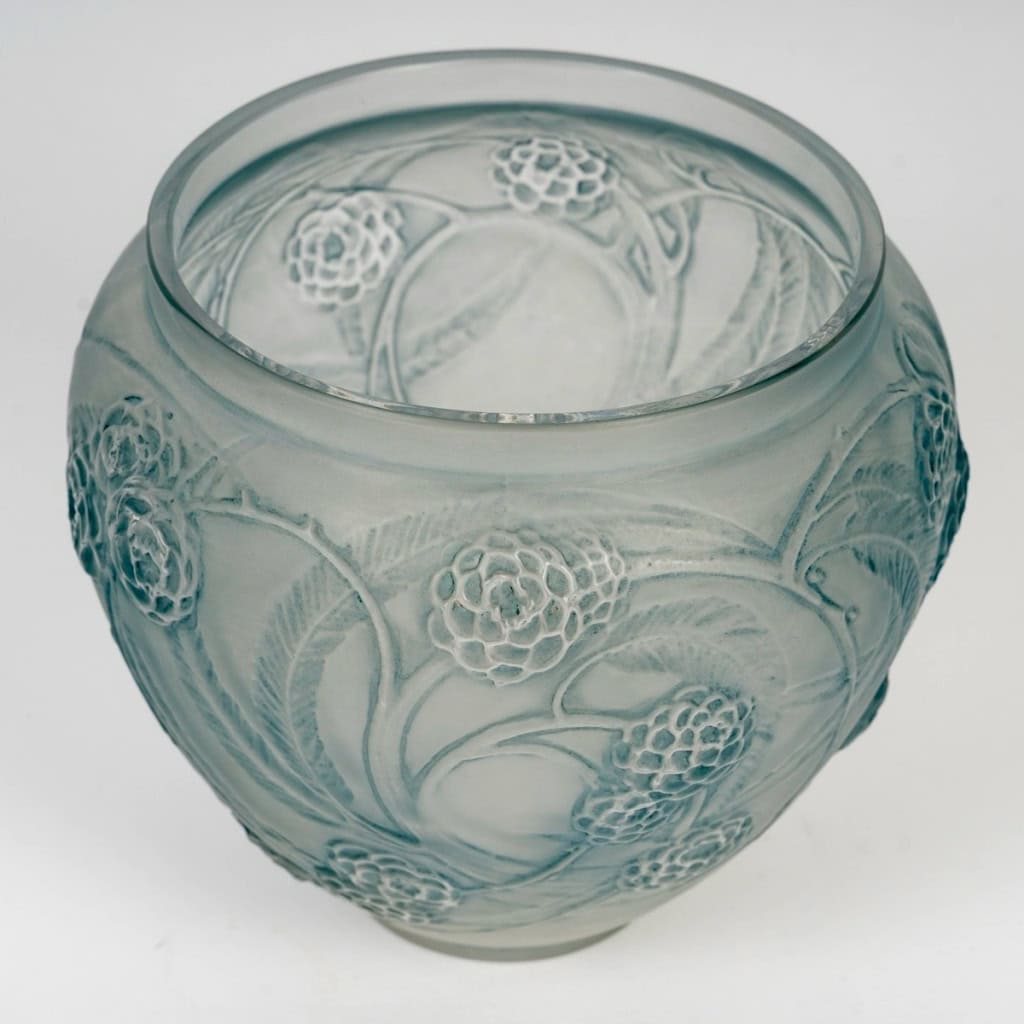 Vase « Néfliers » verre blanc patiné bleu de René LALIQUE | Biron Vase "Néfliers" verre blanc patiné bleu de René LALIQUE
