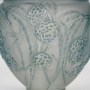 Vase « Néfliers » verre blanc patiné bleu de René LALIQUE | Biron Vase "Néfliers" verre blanc patiné bleu de René LALIQUE