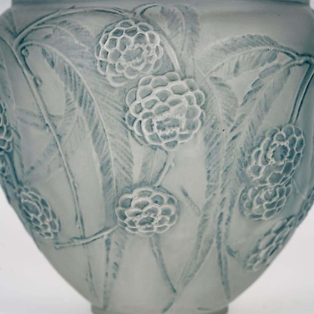 Vase « Néfliers » verre blanc patiné bleu de René LALIQUE | Biron Vase "Néfliers" verre blanc patiné bleu de René LALIQUE